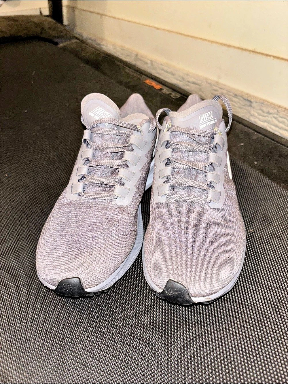 Nike Air Zoom Pegasus 37 Women's Athletic Shoes US 7.5 Gray & White
